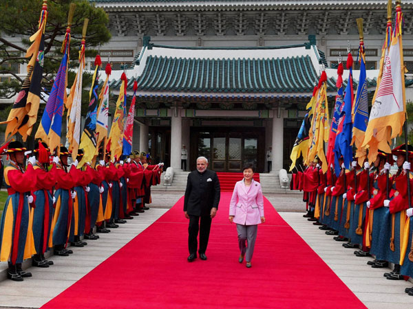 박근혜(오른쪽) 당시 대통령과 나렌드라 모디 인도 총리가 2014년 11월 13일 청와대에서 의장대 사열을 받고 있다. 그들의 회담은 두 나라 사이의 경제 무역 협력을 증진시키는 데 초점을 맞췄다.