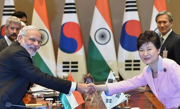 나렌드라 모디 총리와 박근혜 대통령이 10일 서울 청와대에서 열린 대표단 간담회에서 악수하고 있다. 2015년 5월 18일