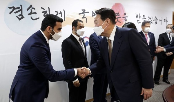 President-elect Yoon Suk-yeol (right) shakes hands with Eisa Al Samahi, deputy head of mission of the United Arab Emirates (UAE) at the office of the transition committee in Tongui-dong, Jongno-gu, Seoul, on April 1.