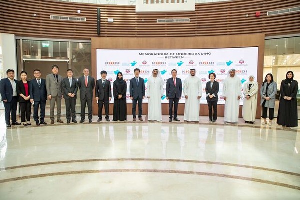 Korea and the United Arab Emirates (UAE) signed patient delivery contracts between UAE and with 13 Korean hospitals to strengthen their health care cooperation system on Jan. 18, 2022.