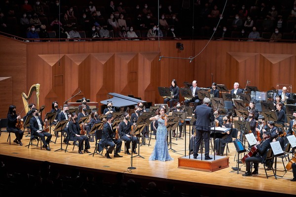 서울시립교향악단 연주, 마르코 레토냐 지휘, 바이올리니스트 한수진의 협연으로 진행된 ‘한화와 함께하는 2022 교향악축제’의 공연 모습