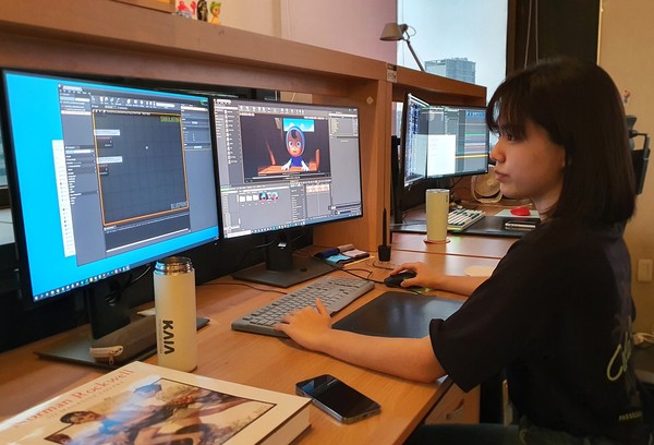 한국콘텐츠진흥원은 K-애니 제작 경쟁력 강화를 위해 ‘애니메이션 전문인력 양성사업’을 추진 중이며, 해당 사업을 통해 국내 애니메이션 기업 ㈜로커스에 취업한 김지윤 교육생이 드라마 '유미의 세포들' 애니메이션 라이팅 작업을 하고 있다.
