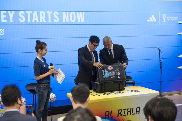 아디다스의 2022 카타르 월드컵 공인구 '알 릴라'가 4월 28일 서울에 상륙했다.