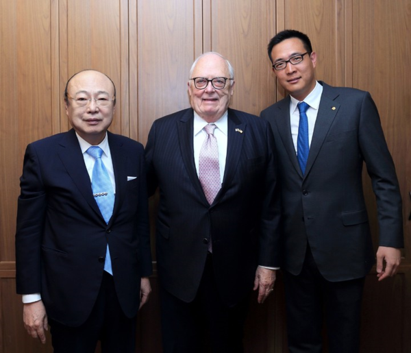Hanwha Group Chairman Kim Seung-yeon (left) is taking pictures after having a dinner with Edwin Feulner, chairman of the Asian Research Center of the U.S. Heritage Foundation (center). Hanwha Group Executive Director Kim Dong-sun is seen at far right.