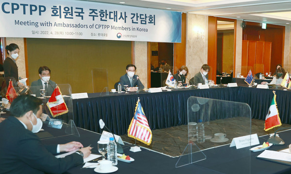 Trade Minister Yeo Han-koo (center, seated) delivers an opening speech at a conference with the CPTPP member states’ ambassadors to Korea at the Lotte Hotel in Seoul on April 28.