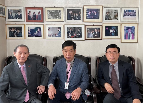 Photo Journalist Chang Jung-hyun is flanked on the left by Publisher-Chairman Lee Kyung-sik of The Korea Post media and Manging Editor Kevin Lee