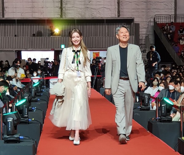 Ukraine Actress Olena Sydorchuk(left) and Korean movie Director Jung Hyung-suk