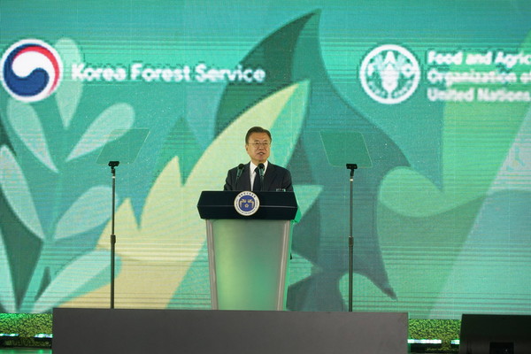 President Moon Jae-in delivers a keynote speech at the 15th World Forestry Congress held at COEX in Seoul on May 2.