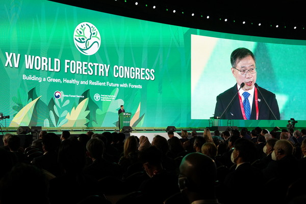 Minister Choi Byeong-am of Korea Forest Service gives a welcome speech at the 15th World Forestry Congress held at COEX in Seoul on May 2.