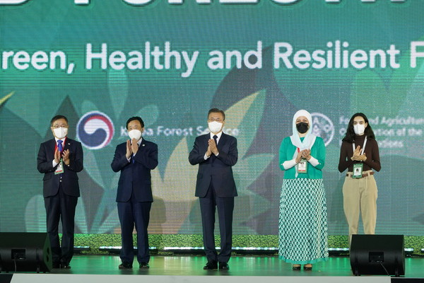 Participants in the opening ceremony of the 15th World Forestry Congress take a commemorative photo. (From left) They are Minister Choi Byeong-am of Korea Forest Service, Secretary General Qu Dongyu of UN Food and Agriculture Organization(FAO), President Moon Jae-in, Princess Basma Bint Ali of Jordan, and President Magdalena Jovanovic International Forest Students' Association (IFSA).