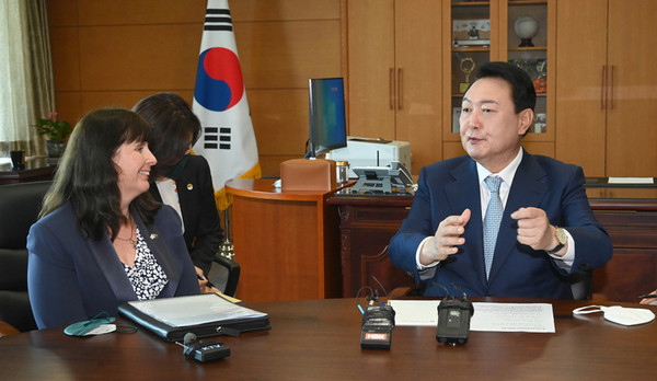 President-elect Yoon Suk-yeol (right) meets with Australian Ambassador Catherine Raper at the office of the Presidential Transition Committee in Tongui-dong, Jongno-gu, Seoul on May 3.