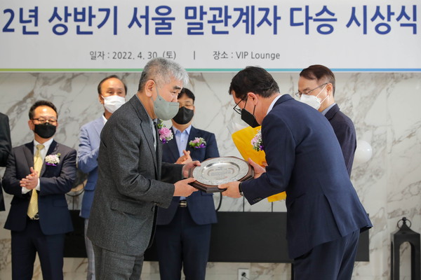 서울경마 다승 기록을 달성한 말관계자들에 대한 포상행사가 진행됐다.
