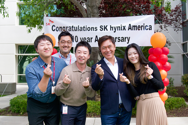 Vice Chairman Park Jung-ho of SK Hynix (second from right) poses with local officials of SK Hynix America, celebrating the company’s 10-year anniversary.