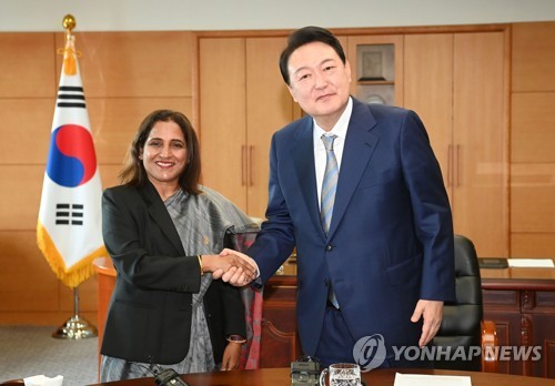 President-elect Yoon Suk-yeol (right) shakes hands with Indian Ambassador to Seoul Sripriya Ranganathan at his office in Seoul on May 6, 2022. (Yonhap photo)
