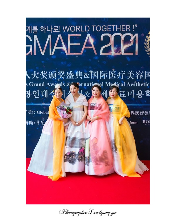 CEO Park Myung-sook (second from left) poses with other winners at the GMAEA 2021 Masters Awards ceremony