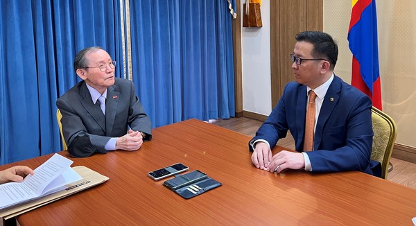 Minister Bat-Erdene of Environment & Tourism Promotion of Mongolia (right) answers to questions asked by Publisher-Chairman Lee Kyung-sik of The Korea Post media. Lee reminded Minister Ba-Erdene that Korea and Mongolia are brother countries.