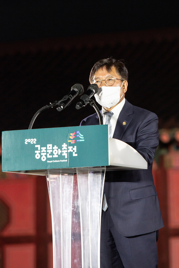 2022 궁중문화 축전 개막제에서 김현모 문화재청장이 연설하고 있다.