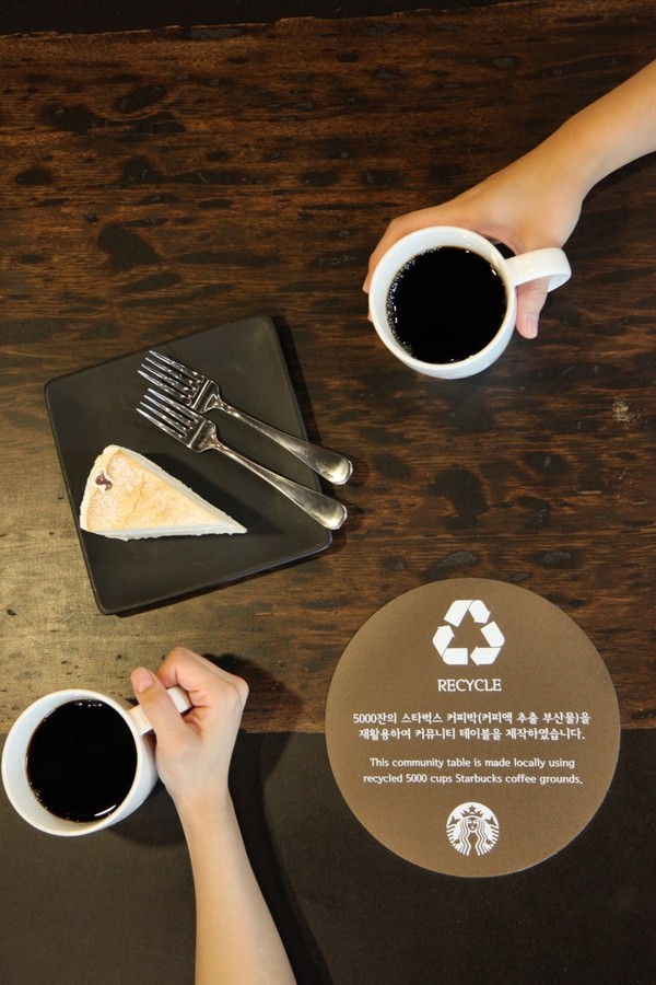 커피찌꺼기 재활용 시범 사업으로 제작한 광화문D타워점의 테이블