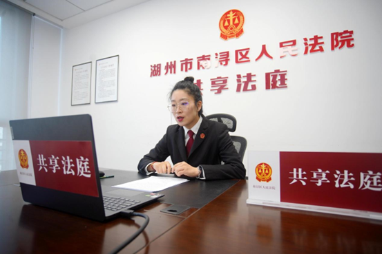 A judge with the people’s court of Nanxun district, Huzhou city, east China’s Zhejiang province, conducts mediation online, March 2, 2022. (Photo by Zhang Bin/People’s Daily Online)