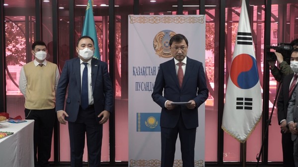 Ambassador Extraordinary and Plenipotentiary of Kazakhstan in Seoul B. Dyussenbayev (third from left) delivers an address at the opening ceremony of the Consulate General of Kazakhstan in Busan on May 12, 2022.