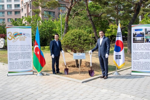 Ambassador Ramzi Teymurov of the Republic of Azerbaijan in Seoul (right) poses with Yongsan-gu Mayor Sung Jang-hyun at a tree-planting event in Seoul on May 12.