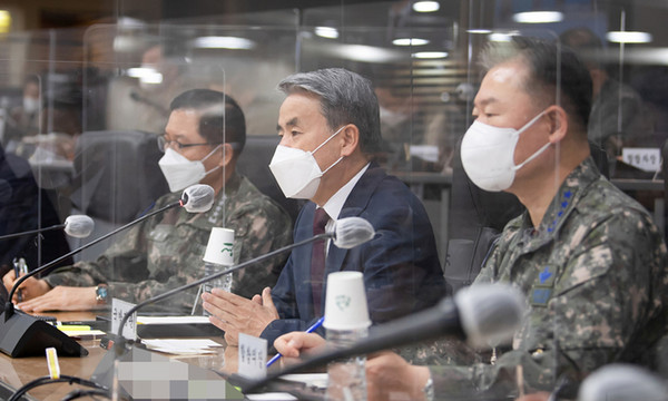 Defense Minister Lee Jong-seop (center) presides over a videoconference with key officials of the entire army at the Joint Chiefs of Staff in Yongsan-gu, Seoul on May 11.