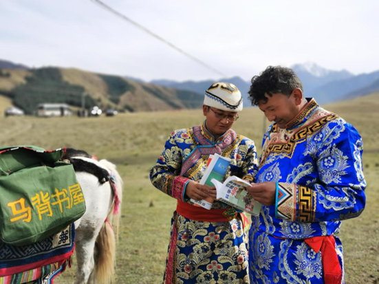 Books of a farmers' book house are delivered to a villager by horse in Xiling village in Dahe township, Sunan Yugur autonomous county of northwest China's Gansu province. (Photo courtesy of the publicity department of Sunan Yugur autonomous county of Gansu province)