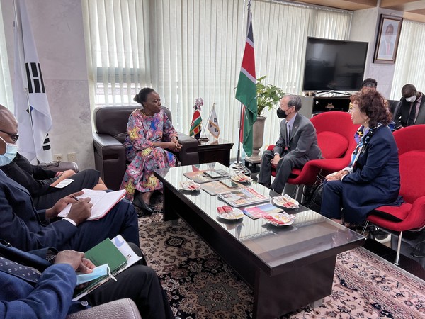 Cabinet Secretary Monica Juma of the Ministry of Energy of the Republic of Kenya (left) at the interview withPublisher & Chairman Lee Kyung-sik of The Korea Post media and Vice Chairperson Joy Cho of The Korea post media an extensive interview at the Kenya Embassy in Seoul on May 6, 2022.