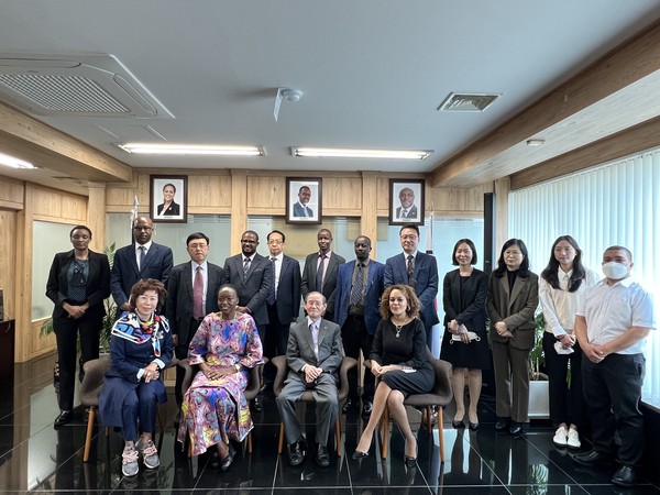 Photo shows Cabinet Secretary Monica Juma of the Ministry of Energy of the Republic of Kenya, Ambassador Mwinzi of Kenya and Publisher Lee Kyung-sik of The Korea Post media with the staffers of the Kenya Embassy and The Korea Post reportorial team.