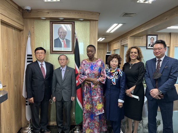 Photo shows Cabinet Secretary Monica Juma of the Ministry of Energy of the Republic of Kenya(center), Ambassador Mwinzi of Kenya(fifth from left), Publisher Lee Kyung-sik(second from left), Vice Chairperson Joy Cho(fourth from left) and Managing Editor Kevin Lee(far left), Business editor Woo Chang- Kyu of The Korea Post media pose for the camera after holding an interview at the Kenyan Embassy in Seoul on May 6, 2022.