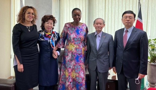 Photo shows Cabinet Secretary Monica Juma of the Ministry of Energy of the Republic of Kenya(center), Ambassador Mwinzi of Kenya(far left), Publisher Lee Kyung-sik(fourth from left), Vice Chairperson Joy Cho(second from left) and Managing Editor Kevin Lee(right) of The Korea Post media pose for the camera after holding an interview at the Kenyan Embassy in Seoul on May 6, 2022.