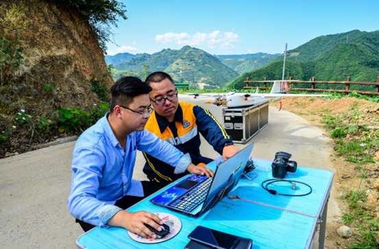 Technicians adjust the flight parameters of drones with the help of the BeiDou Navigation Satellite System (BDS) when using drones to collect video and picture data on mountains along a railway in Hanzhong city, northwest China’s Shaanxi province, in June 2020. (Photo by Yang Jinglong/People’s Daily Online) 
