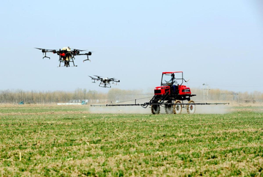 A farmer drives plant protection machine to spray pesticide in a wheat field of a family farm in Shikou township, Dongying city, east China’s Shandong province, March 10, 2022. (Photo by Liu Zhifeng/People’s Daily Online)