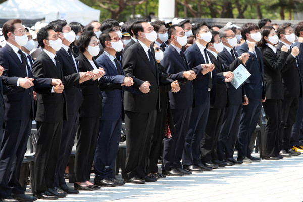 President Yoon Suk-yeol (fifth from left) sings the song 'March for the Beloved' with People Power Party lawmakers at the May 18 National Cemetery in Gwangju on May 18.