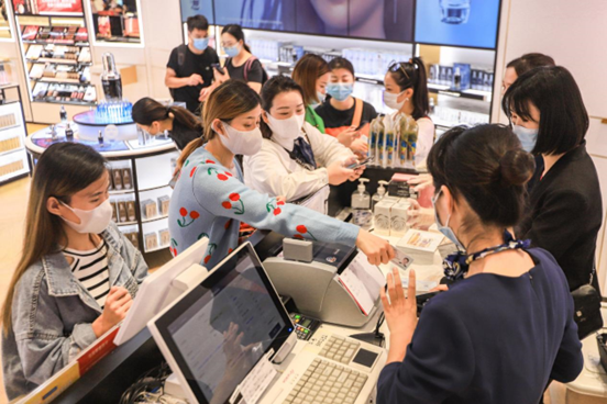 Customers buy duty-free goods at the Global Premium Duty Free Plaza, Haikou city, south China’s Hainan province, Nov. 11, 2021. (Photo by Wang Chenglong/People’s Daily Online)