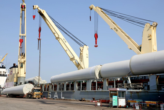 An ocean-going vessel is loaded with wind power equipment to be exported at a wharf of Lianyungang Port, east China’s Jiangsu province, April 21, 2022. (Photo by Wang Chun/People’s Daily Online)