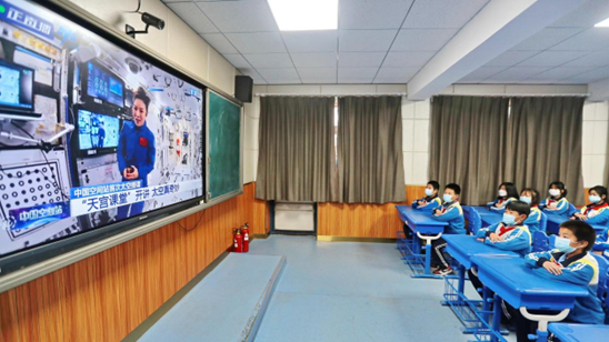 Students from a primary school in Haigang district, Qinhuangdao, north China’s Hebei province attend a live class given by Chinese astronauts from China's space station Tiangong, Dec. 9, 2021. (Photo by Cao Jianxiong/People’s Daily Online)