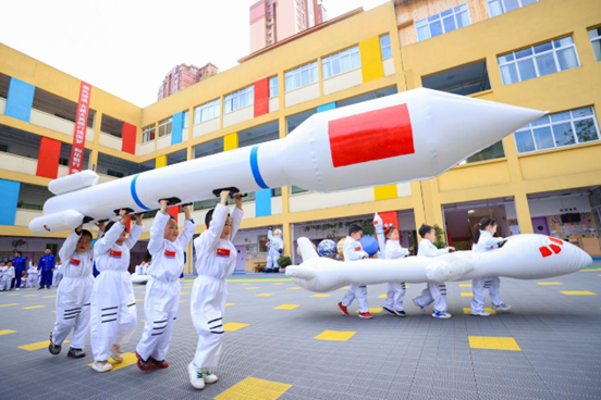An aerospace science popularization activity is held at a kindergarten in Daying county, Suining, southwest China’s Sichuan province, March 22, 2022. (Photo by Liu Changsong/People’s Daily Online)