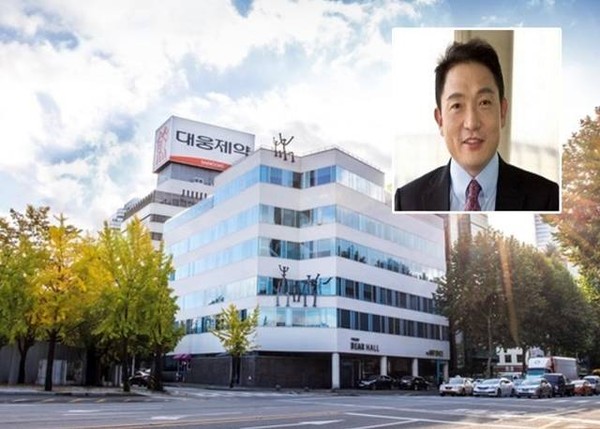 Former Daewoong Pharmaceutical Chairman Yoon Jae-seung and the company’s headquarters in Gangnam-gu, Seoul