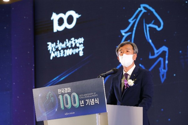 CEO Jung Ki-hwan of the Korea Racing Authority (KRA) delivers a commemorative speech at the 100th anniversary of the KRA in Seoul.