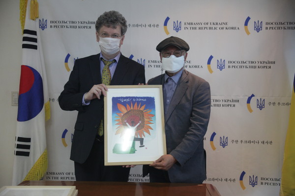 NO WAR 평화카툰 전달하고 있다. 주한 우크라이나 1등 서기관 이고르 데니슉(왼쪽), 한국카툰협회 조관제 회장