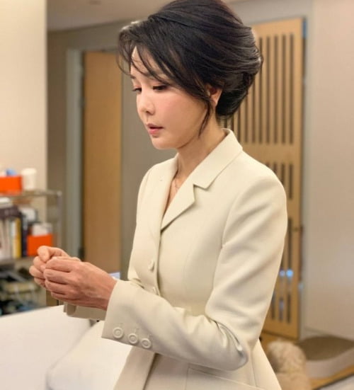 First Lady Kim Kun-hee prepares at home to greet U.S. President Joe Biden before a welcome dinner at the National Museum of Korea in Yongsan-gu, Seoul, on May 21.