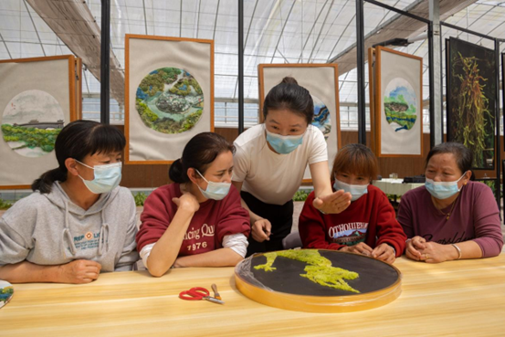 Villagers learn how to make moss paintings in Maoyang township, Jingning She autonomous county, Lishui city, east China’s Zhejiang province, April 13, 2022. (Photo by Li Suren/People’s Daily Online)