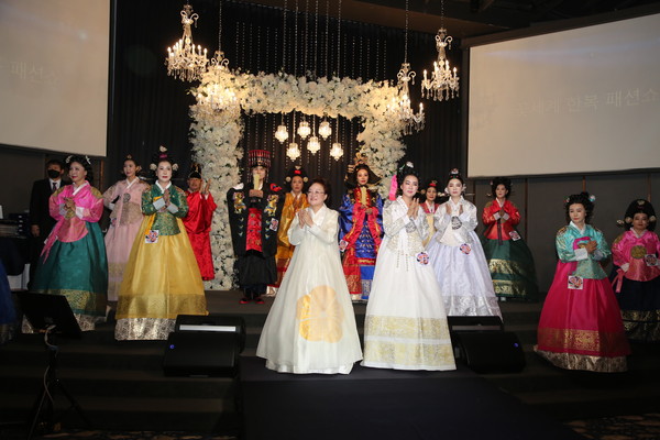 A number of female models clad in traditional Hanbok perform in the fashion show.