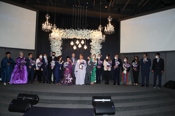  Chief Abbot Hyangdeok and Host Chairman Yoo Jae-ki of Wolgan Ggotsegye (10th and 11th from left, respectively), pose with the prize winners ambasssdors at the celebration meeting for the senior citizens in Seoul at the Riverside Hotel on April 15, 2022.