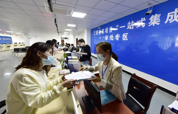 Photo taken on April 15, 2022 shows people applying for engineering construction approvals at a one-stop service center in Ningdu county, Ganzhou, east China’s Jiangxi province. (Photo by Zeng Rongfeng/People’s Daily Online)