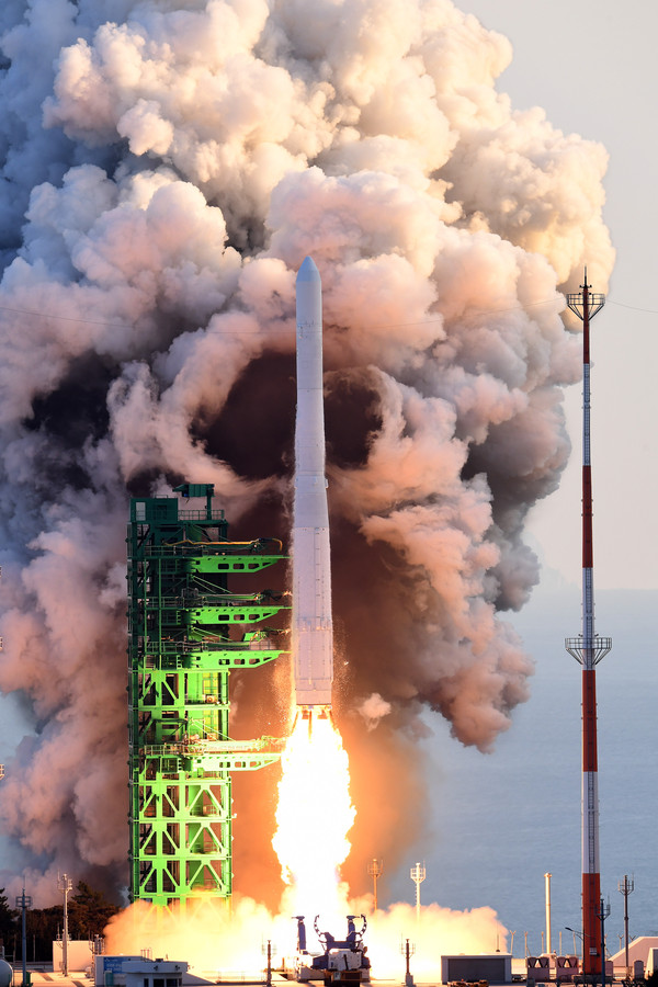 The Nuri space rocket is being launched from the second launch pad of the Naro Space Center in Goheung, South Jeolla Province, on Oct. 20 last year.
