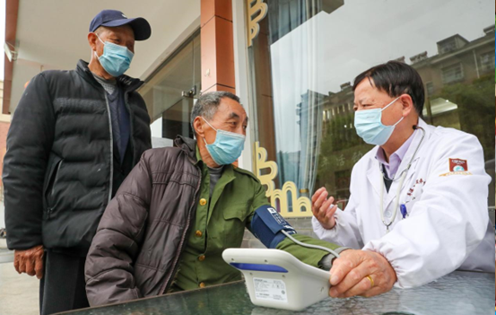 A family doctor tests residents’ blood pressure at a community in Fuxi subdistrict, Deqing county, Huzhou city, east China’s Zhejiang province, April 13, 2022. (Photo by Wang Shucheng/People’s Daily Online)