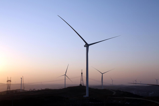 Photo taken on Dec. 24, 2021 shows a 125MW distributed wind power project in Xiamen township, Kongtong district, Pingliang city, northwest China’s Gansu province. (Photo by Wu Xihui/People’ s Daily Online)