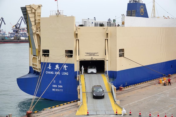 Photo taken on April 25, 2022, shows that more than 200 new vehicles manufactured by U.S. carmaker Tesla’s Shanghai Gigafactory are transported to Yantai Port, east China’s Shandong province. (Photo by Tang Ke/People’s Daily Online)